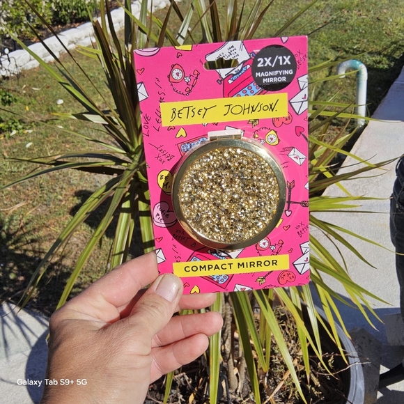 NWT BETSEY JOHNSON MAGNIFYING BLING COMPACT MIRROR - Picture 2 of 5